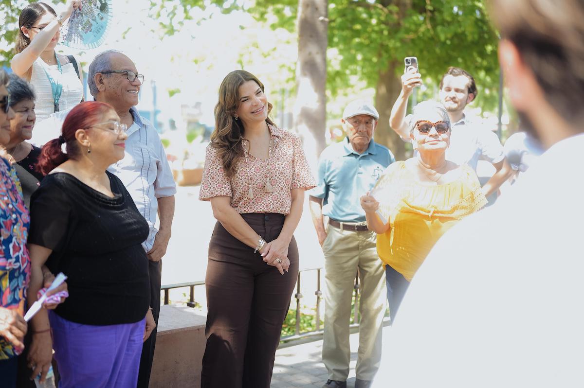Convive Patty Ruibal con usuarias y usuarios del programa Abuelitos de la H
