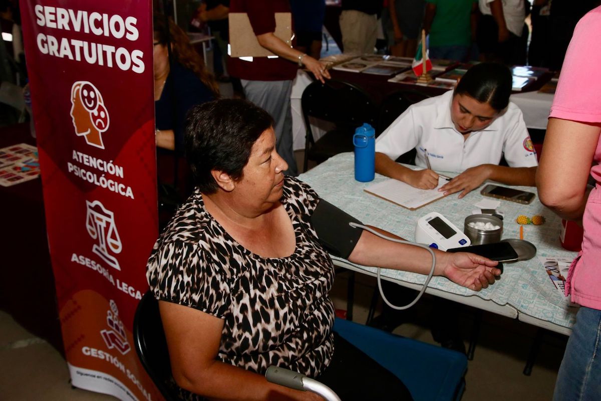 Gobernador Durazo cumple a familias de la colonia Sol Aguilar con servicios gratuitos de “Sonora Atiende” Gobernador Durazo cumple a familias de la colonia Sol Aguilar con servicios gratuitos de “Sonora Atiende”