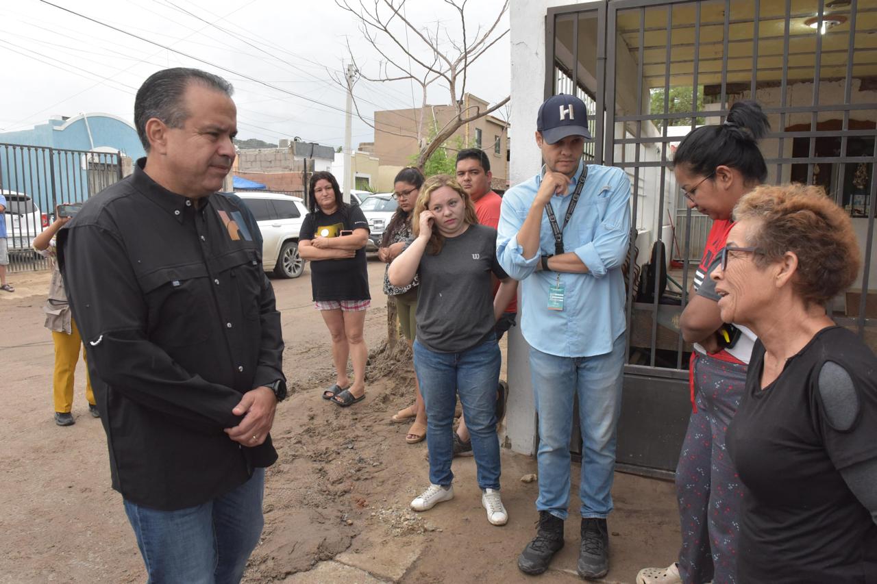 Atiende Toño Astiazarán a familias de La Caridad afectadas por lluvias