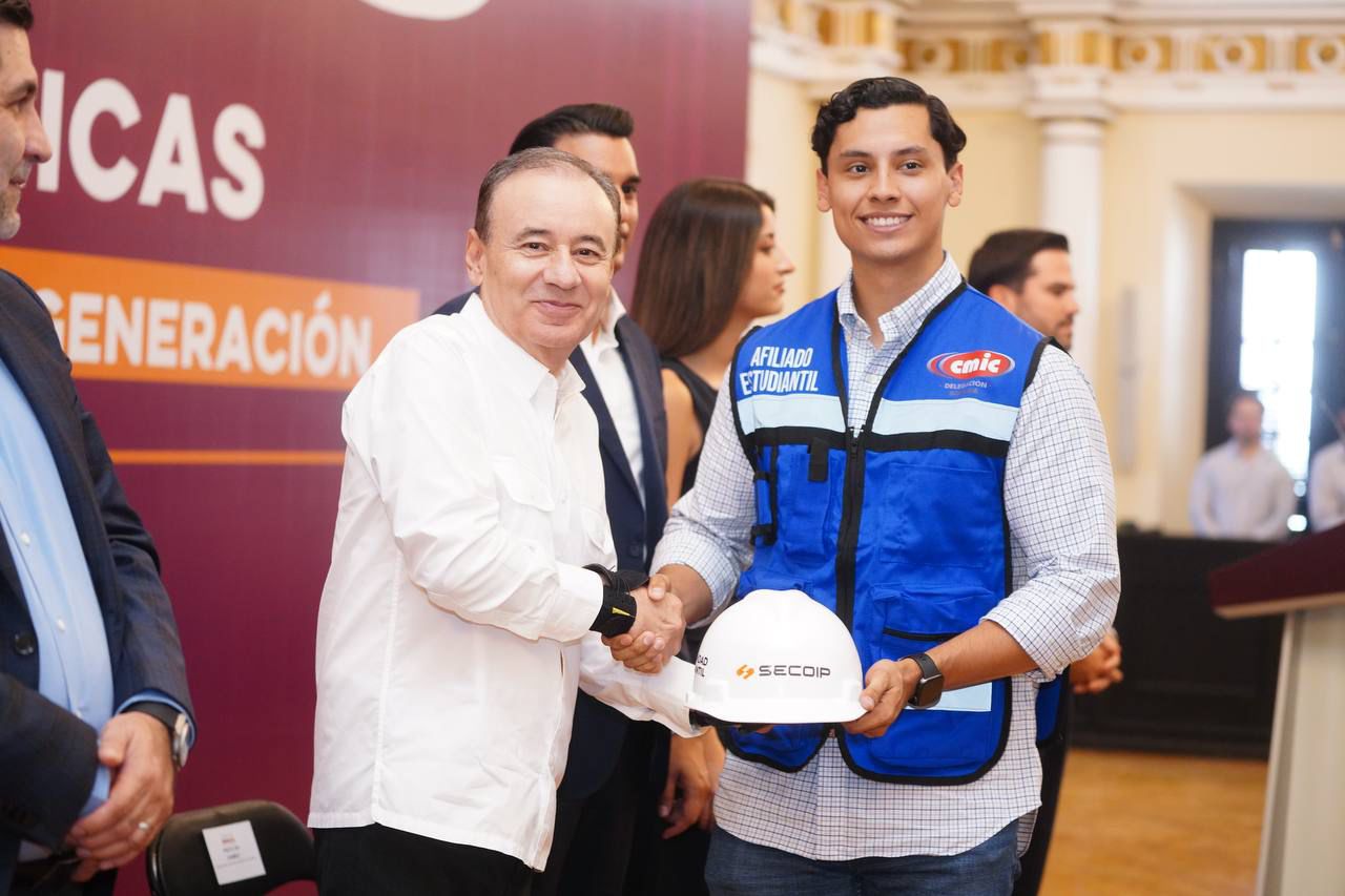 Gobernador Durazo y empresariado coordinan esfuerzos para profesionalizar a jóvenes en la industria con entrega de becas
