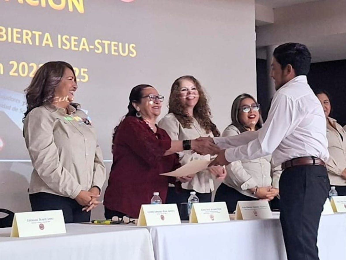 Concluyen trabajadores de la Unison la preparatoria abierta con apoyo del ISEA