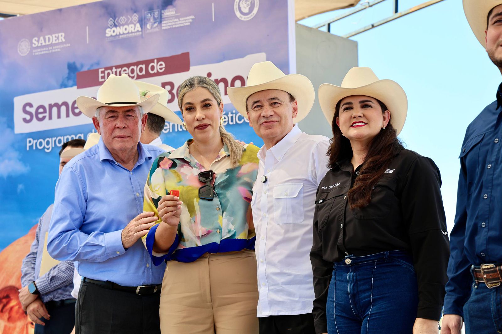 Gobernador Durazo beneficia a pequeños y medianos ganaderos sonorenses con entrega de maquinaria y sementales bovinos