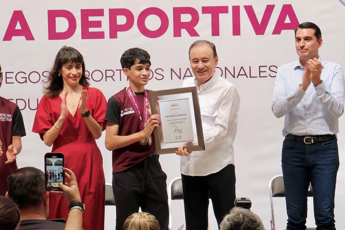 Premia gobernador Durazo con becas a medallistas de los Juegos Deportivos Nacionales de Educación Básica