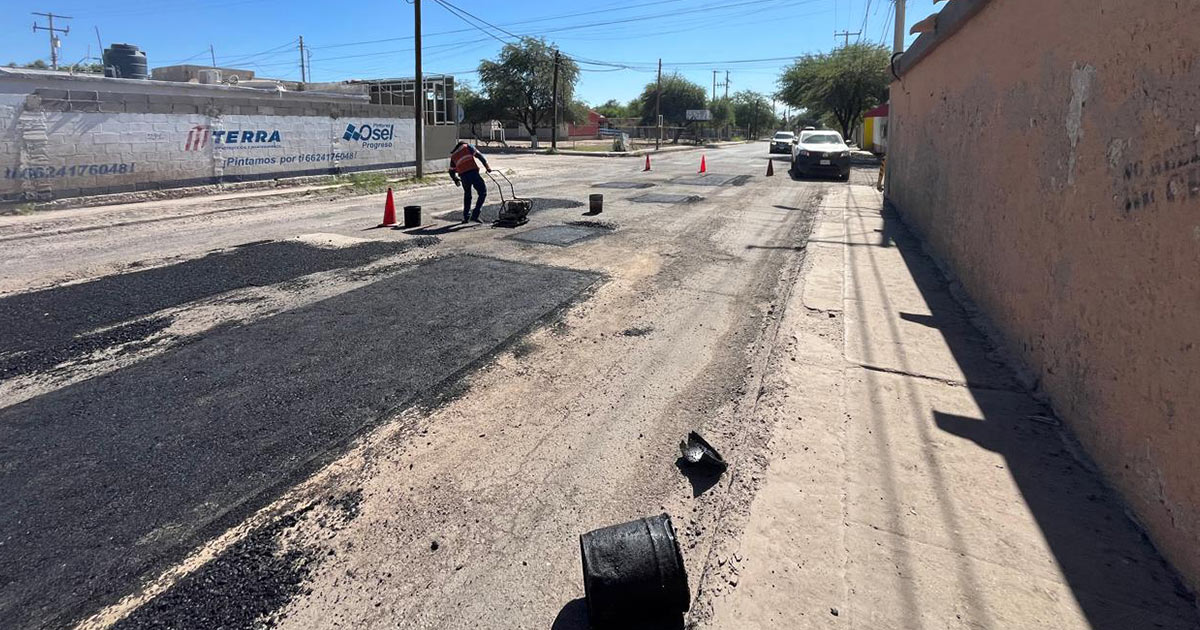 Mejora Gobierno de Hermosillo vialidades con cuadrillas de bacheo