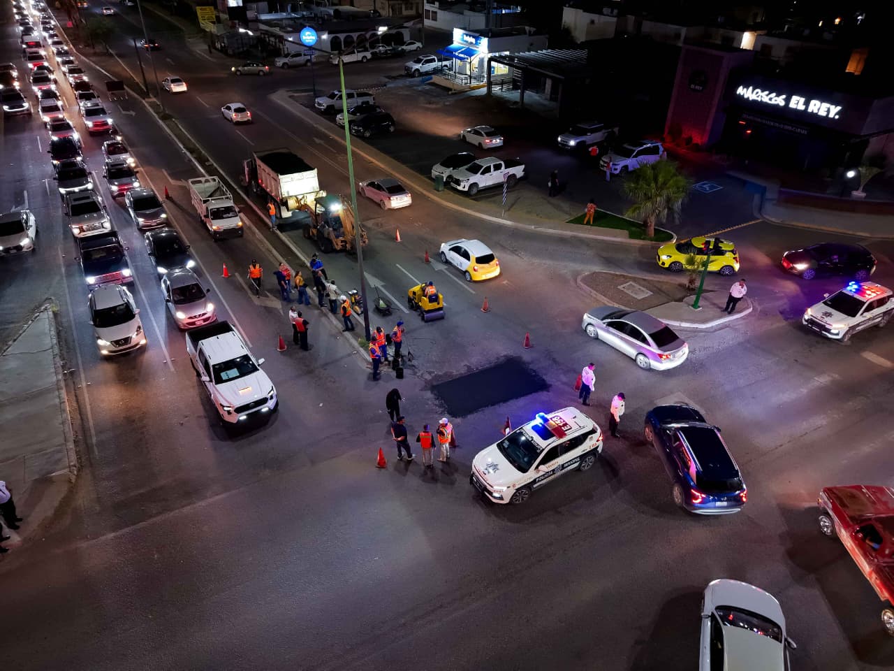 Supervisa Toño Astiazarán bacheo nocturno en el norte de Hermosillo