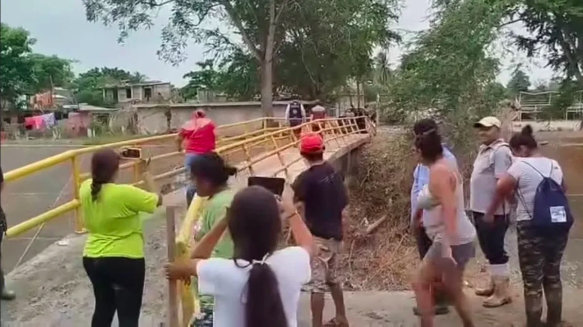 Pobladores de Álamo, Veracruz, corren a la alcaldesa con lodo tras las inundaciones