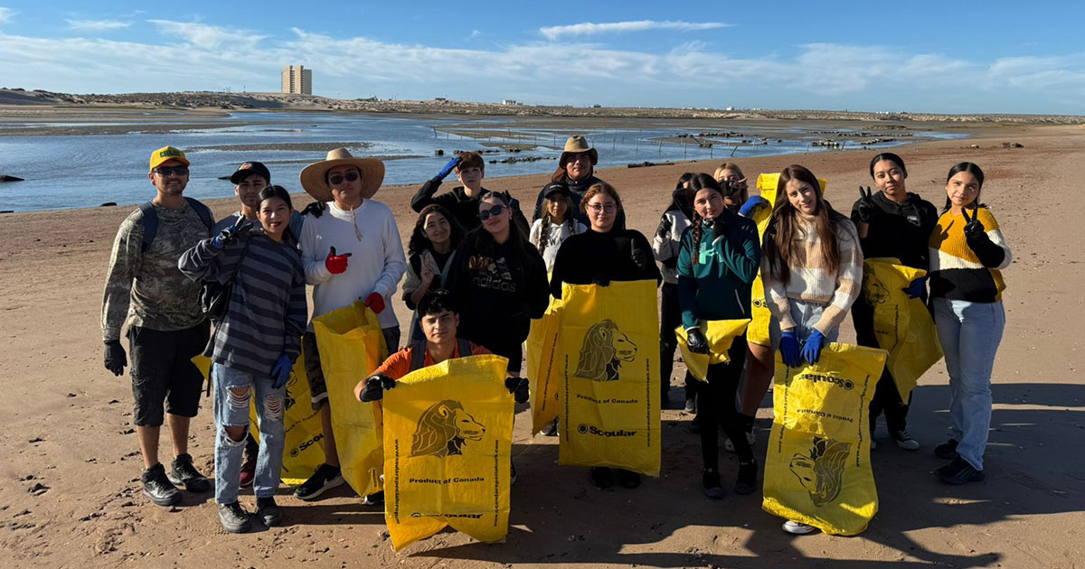 Jóvenes del Cobach participan en jornada internacional de limpieza de costas