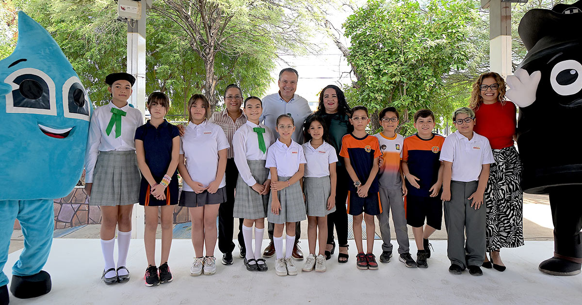 Entrega Toño Astiazarán primer distintivo CUIDA a escuela primaria por su compromiso ambiental