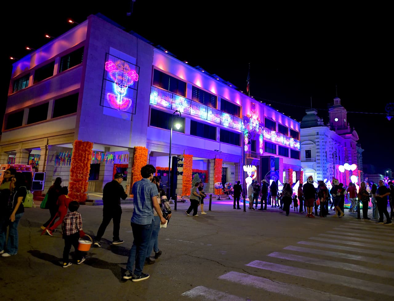 Se ilumina Plaza Zaragoza con el inicio del Tradicional Festival de Día de Muertos en Hermosillo