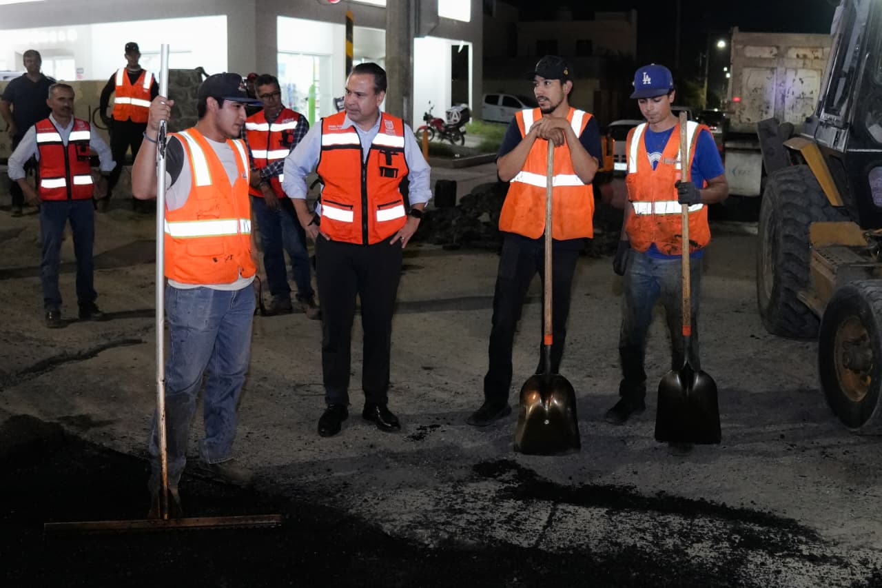 Toño Astiazarán supervisa bacheo nocturno en bulevar Quiroga