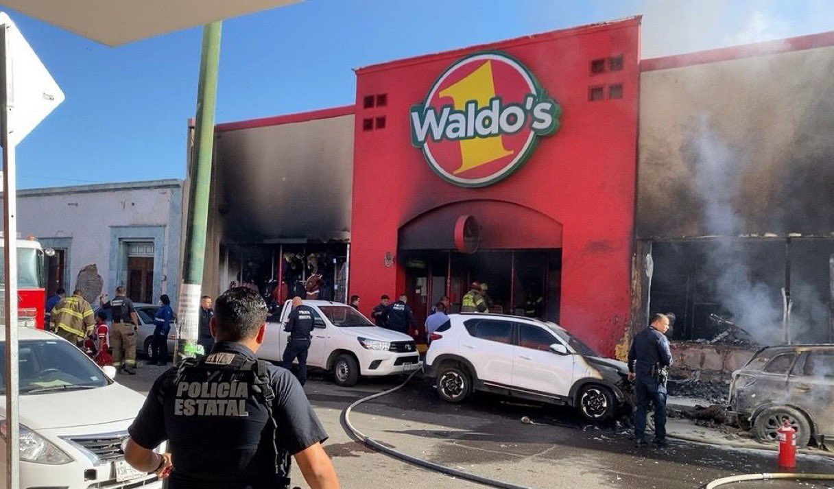 Bomberos controlan incendio en tienda Waldo’s del Centro de Hermosillo